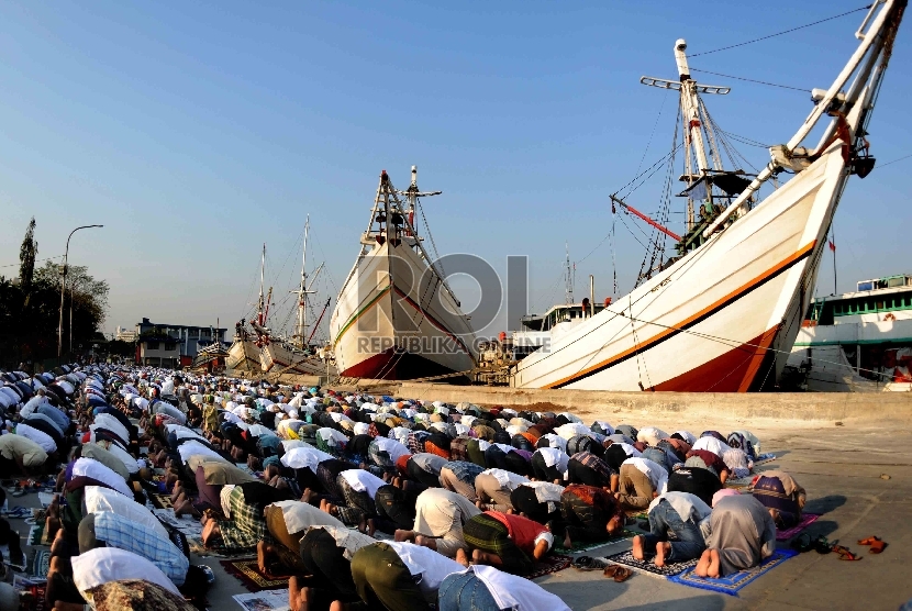 Umat muslim melaksanakan shalat Idul Adha 1436 H di di Pelabuhan Sunda Kelapa, Jakarta Utara, Kamis (24/9).Republika/Agung Supriyanto