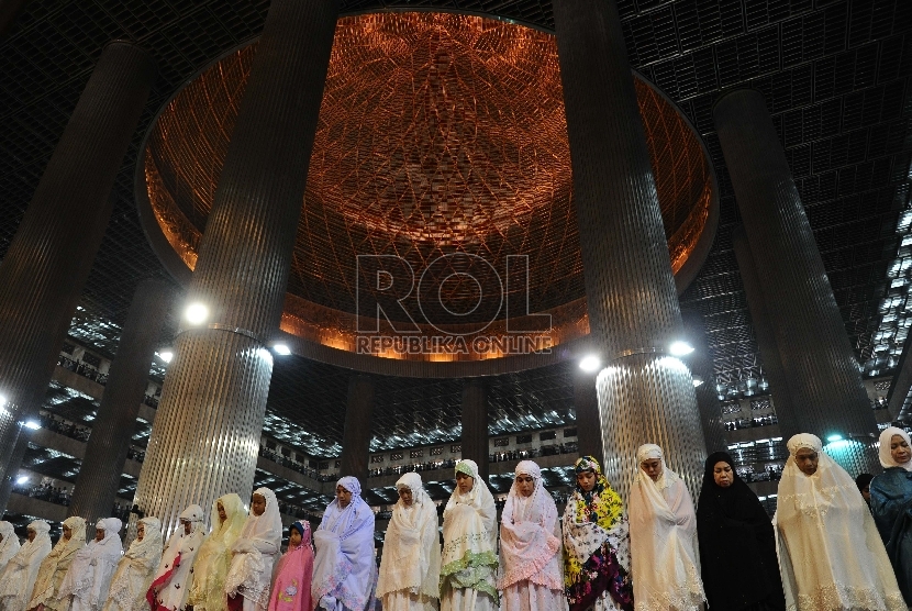 Umat muslim melaksanakan shalat Idul Adha 1436 H di Masjid Istiqlal, Jakarta, Kamis (24/9).Republika/Tahta Aidilla