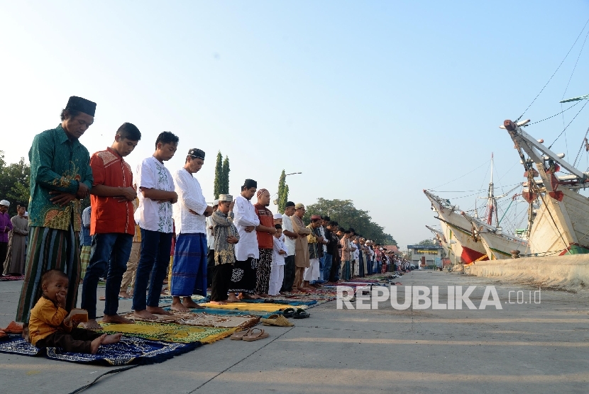   Umat Muslim melaksanakan shalat Idul Fitri 1437 Hijriah di halaman Pelabuhan Sunda Kelapa, Jakarta Utara, Rabu (6/7). (Republika/Yasin Habibi)