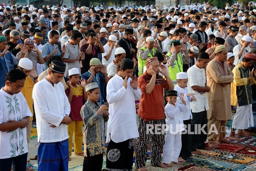 Umat Muslim melaksanakan shalat Idul Fitri