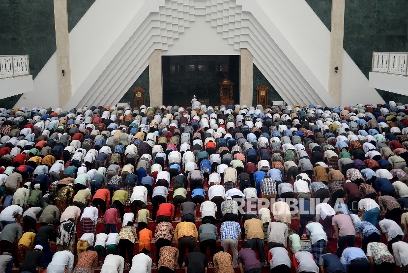 Umat muslim melaksanakan Shalat Jumat berjamaah di Masjid Raya KH. Hasyim Asy'ari, Jakarta, Jumat (2/6).