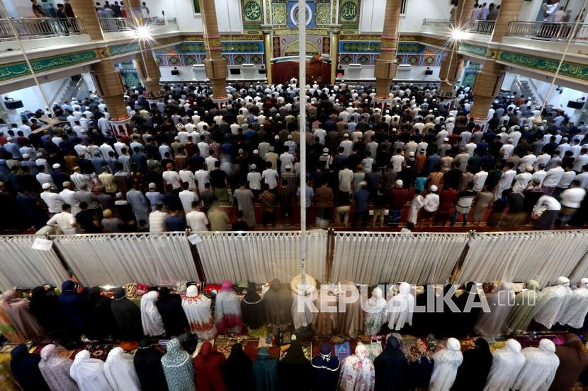 Umat muslim melaksanakan shalat malam (qiyamullail) berjamaah di Masjid Agung Al-Makmur, Banda Aceh, Aceh, Jumat (7/5/2021). Pada malam 10 hari terakhirnya Ramadhan, umat Islam melaksanakan shalat Tahajjud, Witir, membaca Al Quran dan berdzikir untuk mendapatkan malam kemuliaan yang lebih baik dari seribu bulan (lailatulkadar) serta mendekatkan diri kepada Allah SWT. Umat muslim melaksanakan shalat malam (qiyamullail) berjamaah di Masjid Agung Al-Makmur, Banda Aceh, Aceh, Jumat (7/5/2021). Pada malam 10 hari terakhirnya Ramadhan, umat Islam melaksanakan shalat Tahajjud, Witir, membaca Al Quran dan berdzikir untuk mendapatkan malam kemuliaan yang lebih baik dari seribu bulan (lailatulkadar) serta mendekatkan diri kepada Allah SWT. 