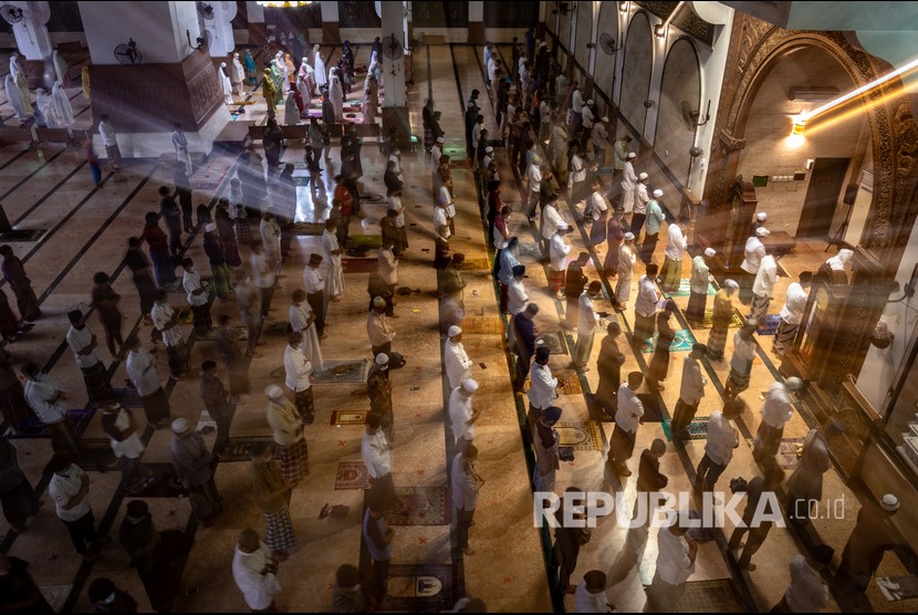 Masjid Agung Jawa Tengah Tutup Selama PPKM Darurat. Umat Muslim melaksanakan sholat tarawih di Masjid Agung Jawa Tengah (MAJT), Semarang, Jawa Tengah