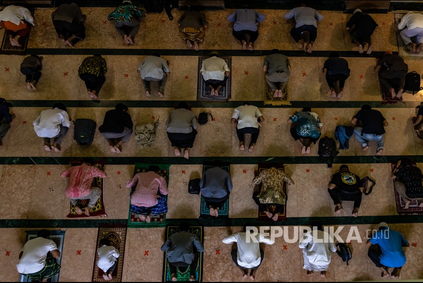 Umat Muslim melaksanakan sholat di Masjid Agung Jawa Tengah (MAJT), Semarang, Jawa Tengah, Senin (12/4/2021). 