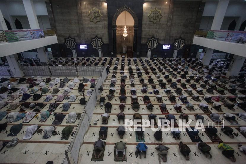 Umat muslim melaksanakan shalat tarawih pertama bulan Ramadhan 1442 Hijriah di Masjid Raya Darussalam, Palangkaraya, Kalimantan Tengah, Senin (12/4/2021). Pemerintah daerah setempat mengizinkan pelaksanaan shalat tarawih secara berjamaah dengan menerapkan protokol kesehatan COVID-19 yang ketat dan membatasi kapasitas masjid sebanyak 50 persen. 