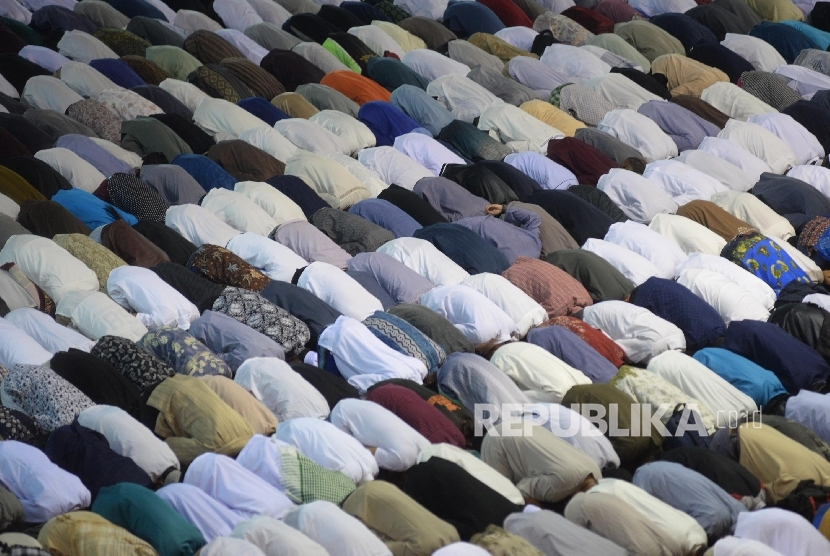   Umat muslim melaksanakan Sholat Idul Adha 10 Dzulhijjah 1438 Hijriah secara berjamaah di Masjid Istiqlal, Jakarta, Jumat (1/9).