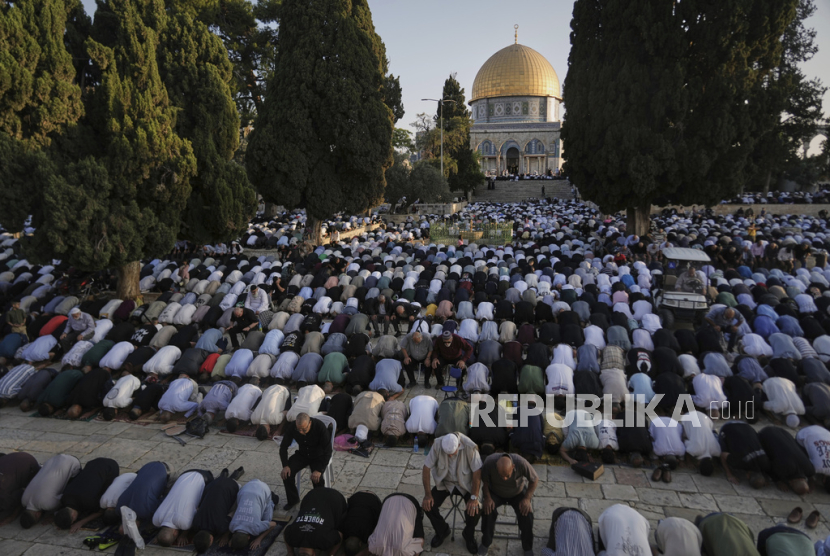 Umat Muslim melaksanakan Sholat Idul Adha di Kompleks Masjid Al Aqsa di Kota Tua Yerusalem, Jumat, 6 Juni 2025. 