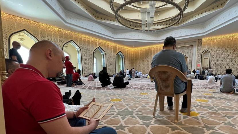 Umat Muslim melaksanakan sholat Jumat di sebuah masjid di Doha, Qatar saat Piala Dunia 2022, Jumat (25/11/2022). Sholat Jumat Pertama Saat Gelaran Piala Dunia Terjadi di Qatar