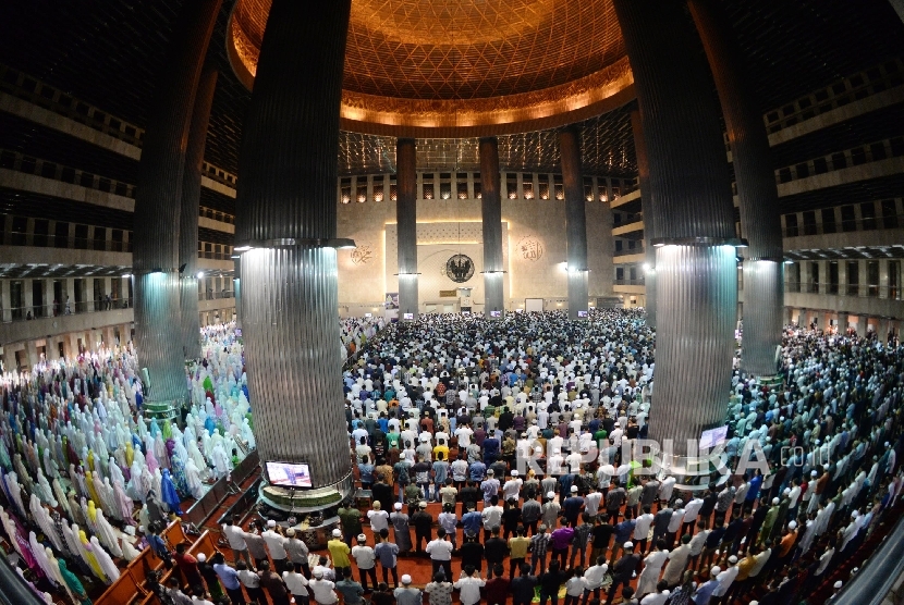  Umat muslim melaksanakan sholat tarawih pertama di Masjid Istiqlal, Jakarta, Jumat (26/5). 