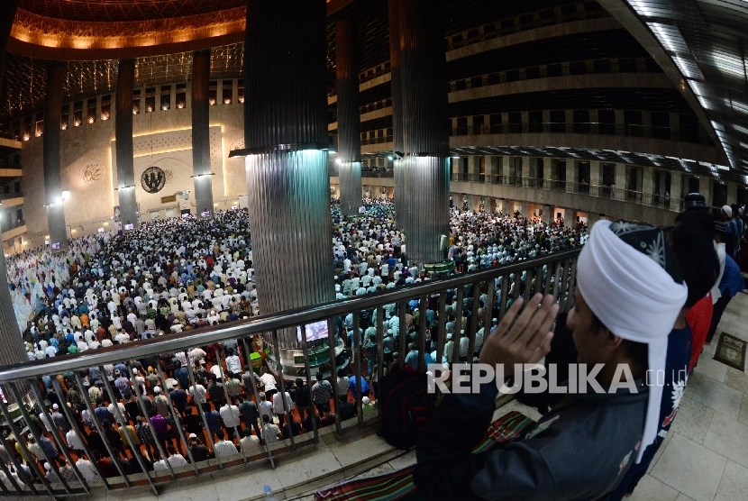 Umat muslim melaksanakan sholat tarawih pertama di Masjid Istiqlal, Jakarta, Jumat (26/5)