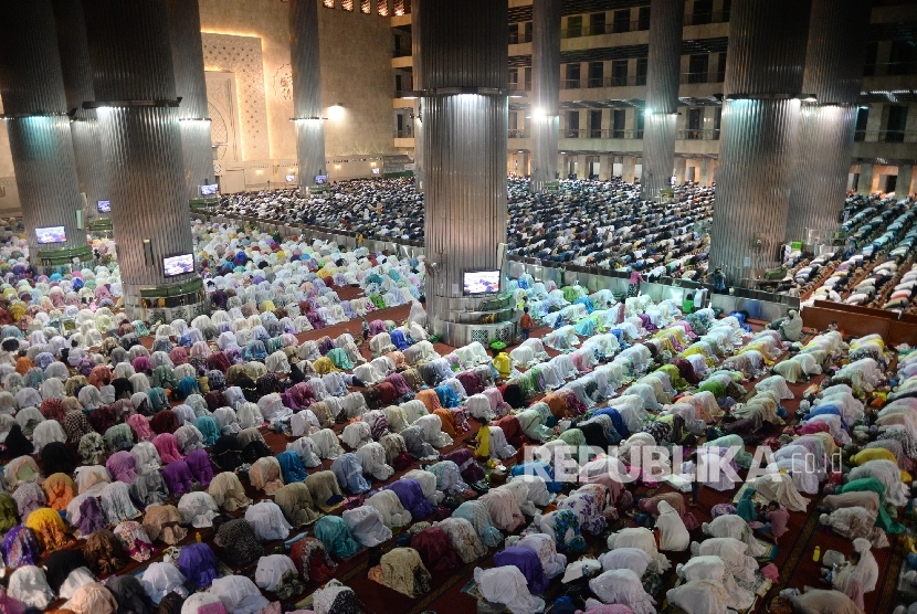 Sholat Jumat di Istiqlal.