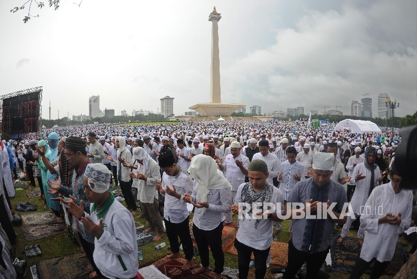 Umat muslim melaksanakan solat jumat saat mengikuti aksi damai di kawasan Monas, Jakarta, Jumat (2/12).