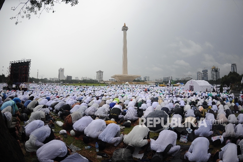 Umat muslim melaksanakan solat jumat saat mengikuti aksi damai di kawasan Monas, Jakarta, Jumat (2/12).