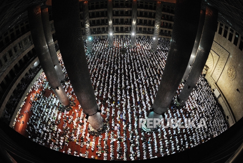   Umat muslim melaksanakan solat subuh di masjid Istiqlal, Jakarta, Jumat (2/12). 