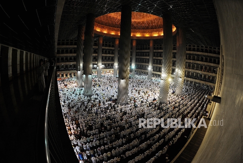 Umat muslim melaksanakan solat subuh di masjid Istiqlal, Jakarta, Jumat (2/12).