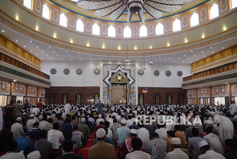 Umat muslim melaksanakanSholat Jumat di Masjid komplek Islamic Center Mataram, Lombok, NTB. Jumat (27/1) 