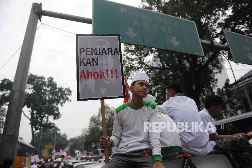  Umat muslim melakukan aksi demonstrasi didepan istana negara, Jakarta, Jumat (4/11).