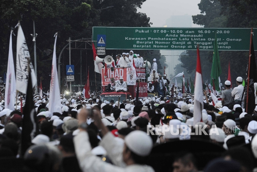 Umat muslim melakukan aksi demonstrasi didepan istana negara, Jakarta, Jumat (4/11). 