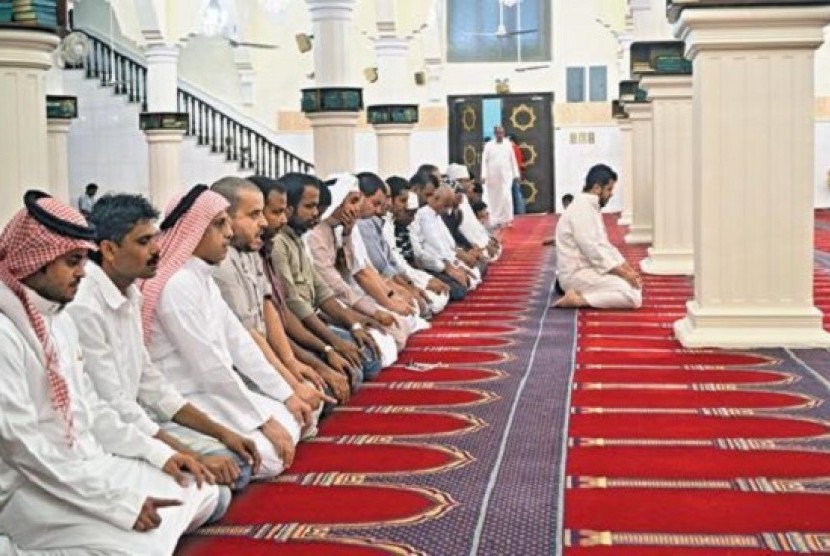 Umat Muslim melakukan salat Jumat di masjid 