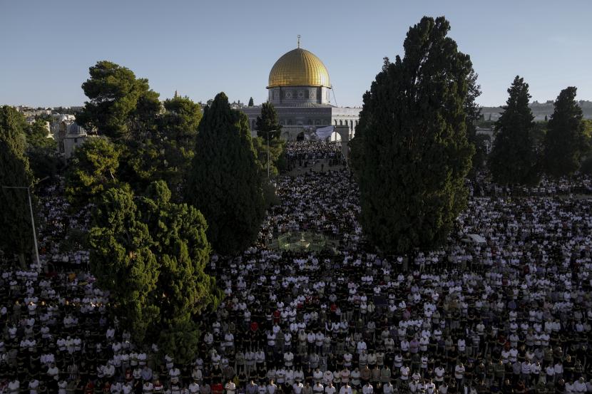  Umat Muslim melakukan Shalat Idul Adha di samping tempat suci Kubah Batu di kompleks Masjid Al Aqsa di Kota Tua Yerusalem, Palestina, Sabtu, 9 Juli 2022. 