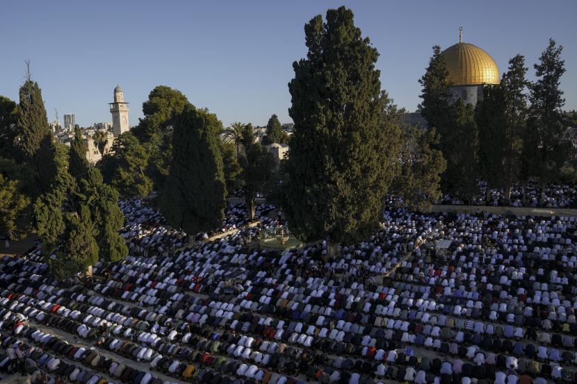  Umat Muslim melakukan shalat Idul Adha di samping tempat suci Kubah Batu di kompleks Masjid Al Aqsa di Kota Tua Yerusalem, Sabtu, 9 Juli 2022. 150 Ribu Jamaah Sholat Idul Adha di Masjid Al Aqsa