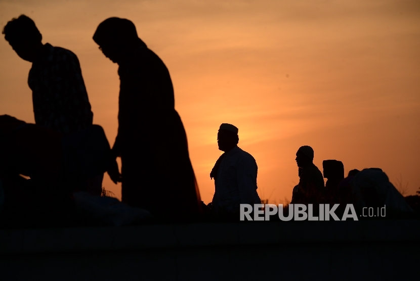   Umat Muslim melakukan shalat Idul Fitri 1437 H di Masjid Agung Jawa Tengah, Semarang, Rabu (6/7). (Republika/Wihdan)