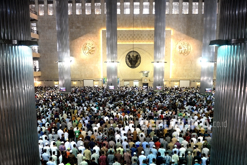 Umat muslim melakukan Shalat Jumat berjamaah di Masjid Istiqlal, Jakarta, Jumat (10/6).  ( Republika/ Wihdan)