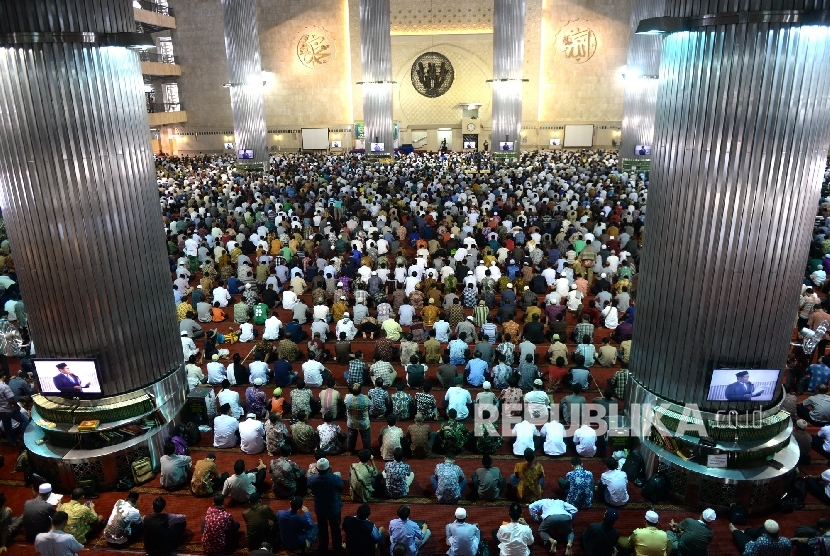 Suasana Shalat Jumat Pertama Bulan Ramadhan Di Masjid Istiqlal