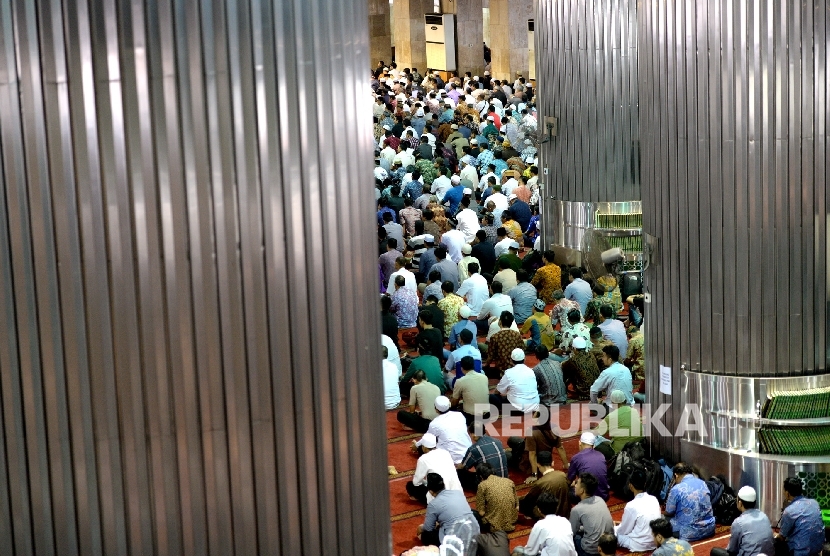 Umat muslim melakukan Shalat Jumat berjamaah di Masjid Istiqlal, Jakarta, Jumat (10/6).  (Republika/Wihdan)