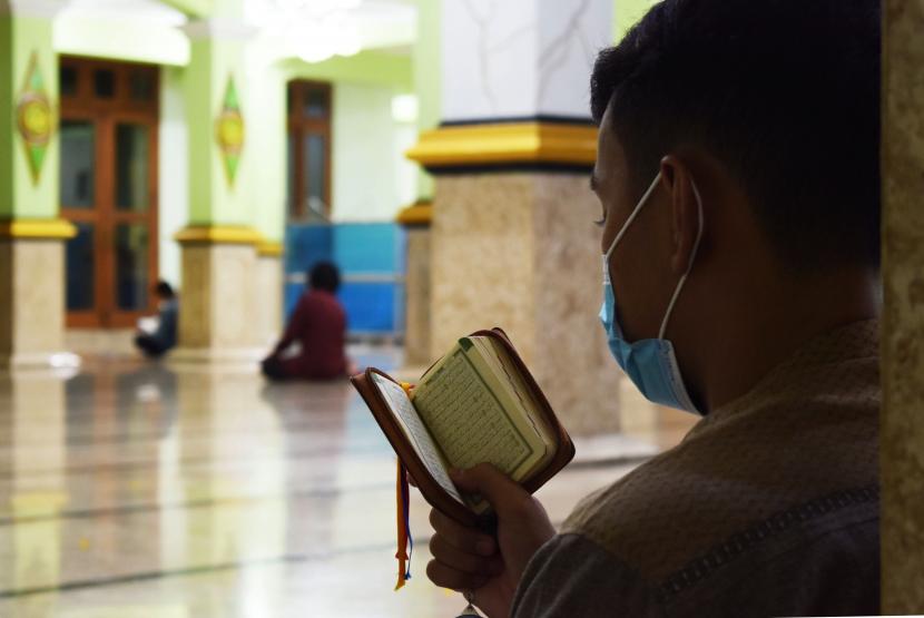 Umat muslim membaca Al Quran saat beriktikaf di Masjid Agung Baitul Hakim Kota Madiun, Jawa Timur.