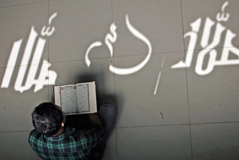 Alquran memberikan panduan untuk keseimbangan dalam hidup. Umat muslim membaca Alquran atau tadarusan di sebuah masjid. (ilustrasi) 