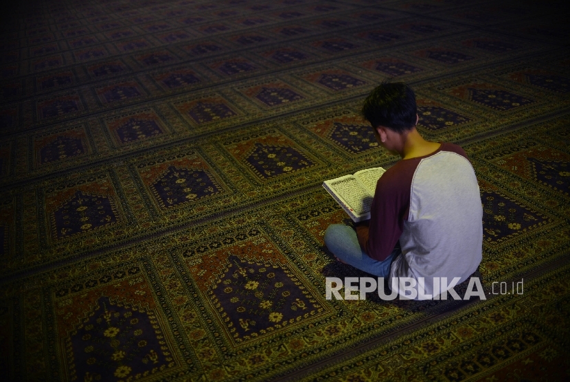  Umat Muslim membaca Kitab Suci Alquran (ilustrasi)