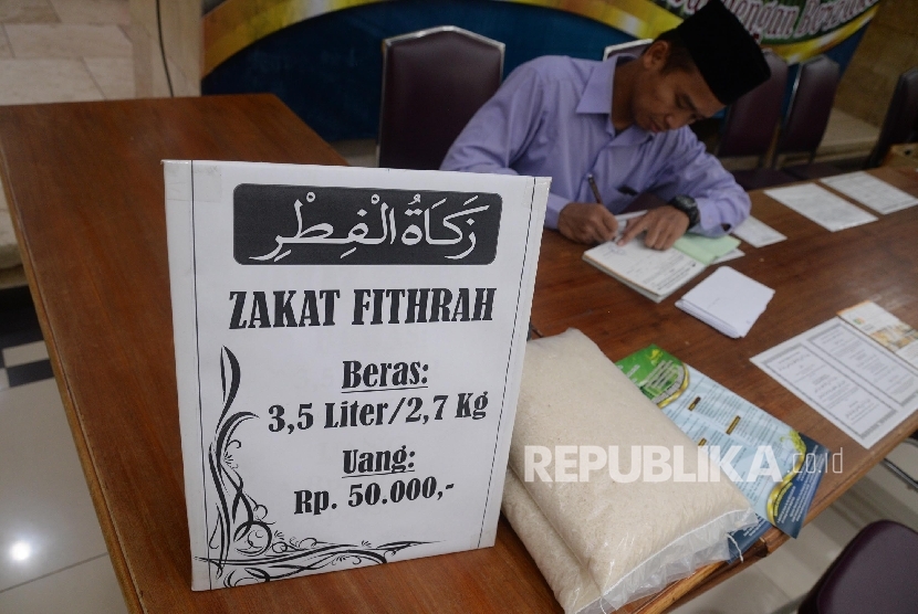   Umat muslim membayarkan zakat fitrah (Ilustrasi)