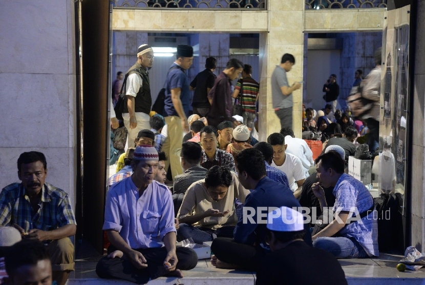 Umat Muslim menanti berbuka puasa di Masjid Istiqlal (ilustrasi)