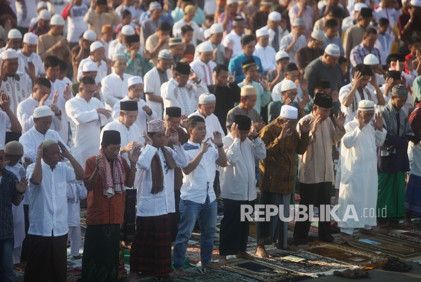 Umat Muslim mendengarkan ceramah usai melaksanakan sholat Idul Adha 1437 H di jalan Matraman Raya, Jakarta, Senin (12/9)