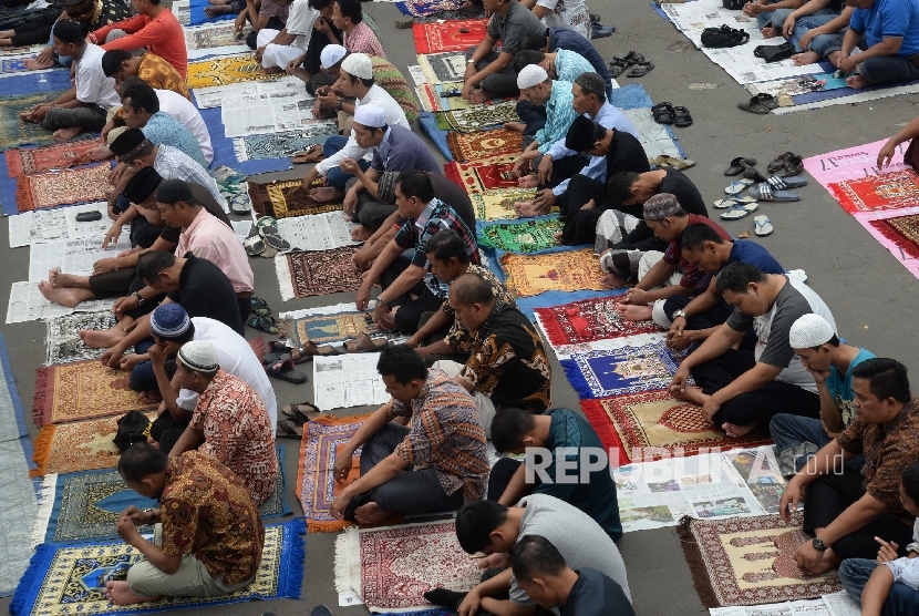 Materi Khutbah Jumat Jangan Berdasar Kecurigaan Radikalisme. Umat muslim mendengarkan khutbah jumat sebelum melaksanakan salat Jumat pertama pada bulan Ramadan 1438 H di Masjid Cut Meutia, Jakarta, Jumat (2/6). 