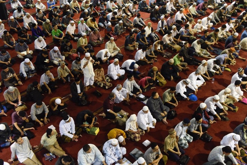 Umat muslim mendengarkan tausiyah ketika beriktikaf di Masjid Istiqlal, Jakarta, Kamis (30/5/2019) dini hari.