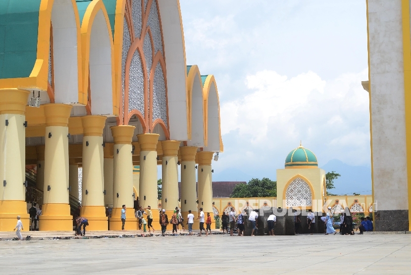  Umat muslim mengambil Wudlu untuk melaksanakan Sholat Jumat di Masjid komplek Islamic Center Mataram, Lombok, NTB. Jumat (27/1) 