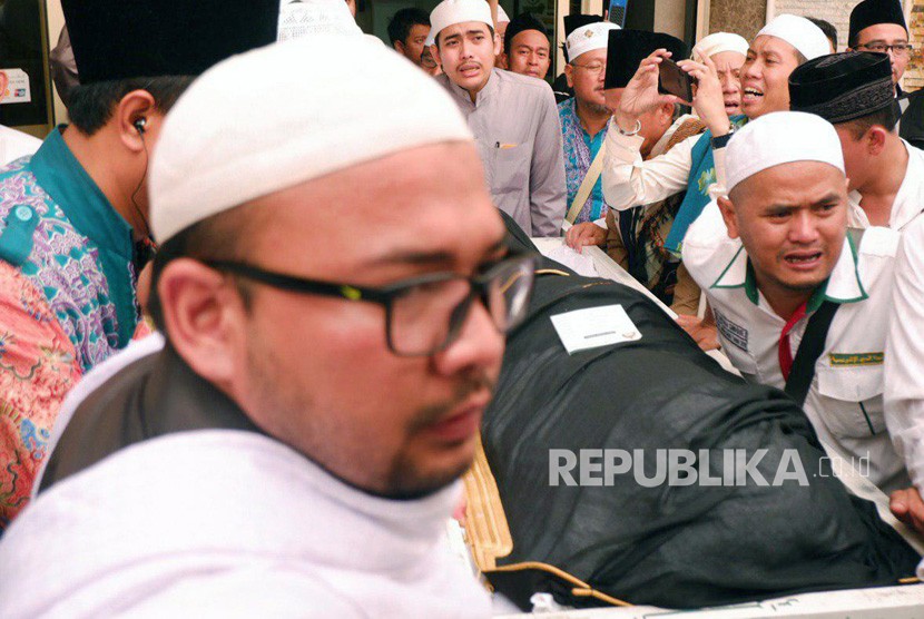 Umat muslim mengangkat jenazah KH Maimun Zubair (Mbah Moen) seusai dimandikan di Masjid Muhajirin Khalidiyah, Mekkah, Selasa (6/8/2019). 