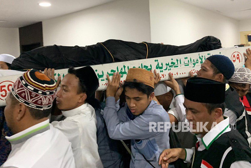 Umat muslim mengangkat jenazah KH Maimun Zubair (Mbah Moen) seusai dimandikan di Masjid Muhajirin Khalidiyah, Mekkah, Selasa (6/8/2019). 