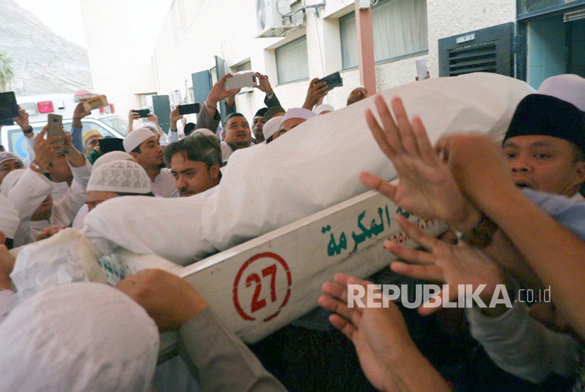 Umat muslim mengangkat jenazah KH Maimun Zubair (Mbah Moen) seusai dimandikan di Masjid Muhajirin Khalidiyah, Mekkah, Selasa (6/8/2019).