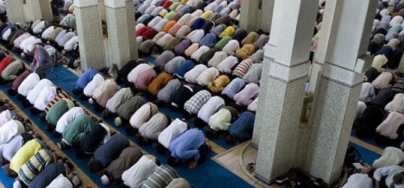 Umat Muslim menggelar shalat tarawih di salah satu masjid di kota Roma, Italia.