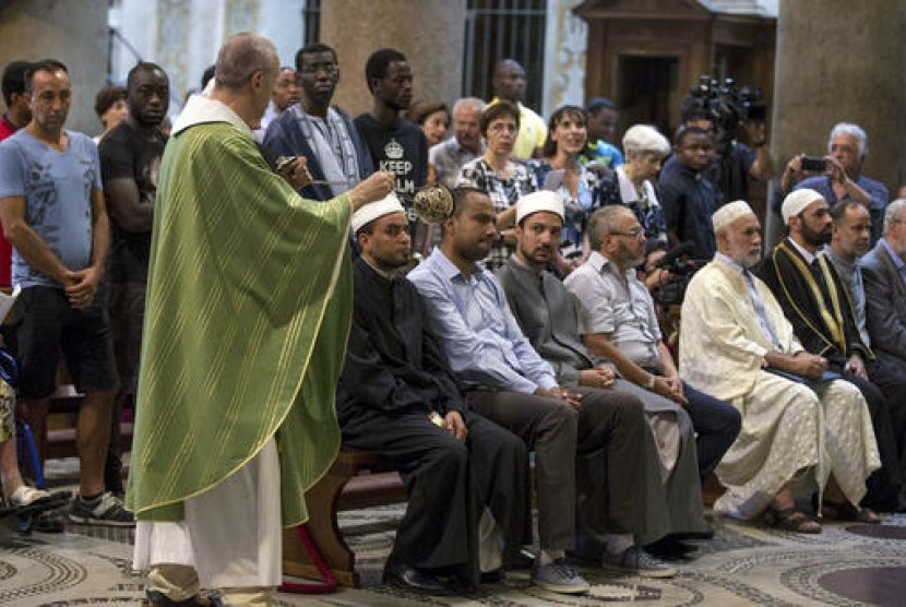 Umat Muslim menghadiri kebaktian di Gereja Trasteveredi Saint Mary, Roma, Italia, Ahad, 1 Agustus 2016. Sejumlah imam dan Muslim menghadiri acara itu sebagai bentuk solidaritas serangan gereja Prancis.