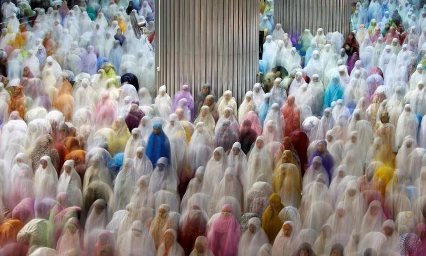 Penasihat Erdogan: Dunia Muslim Perlu Temukan Pijakan. Umat Muslim menghadiri sholat tarawih di masjid Istiqlal di Jakarta, Indonesia.