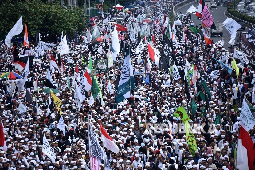 Umat muslim mengikuti aksi 212 di depan Kompleks Parlemen Senayan, Jakarta (ilustrasi)