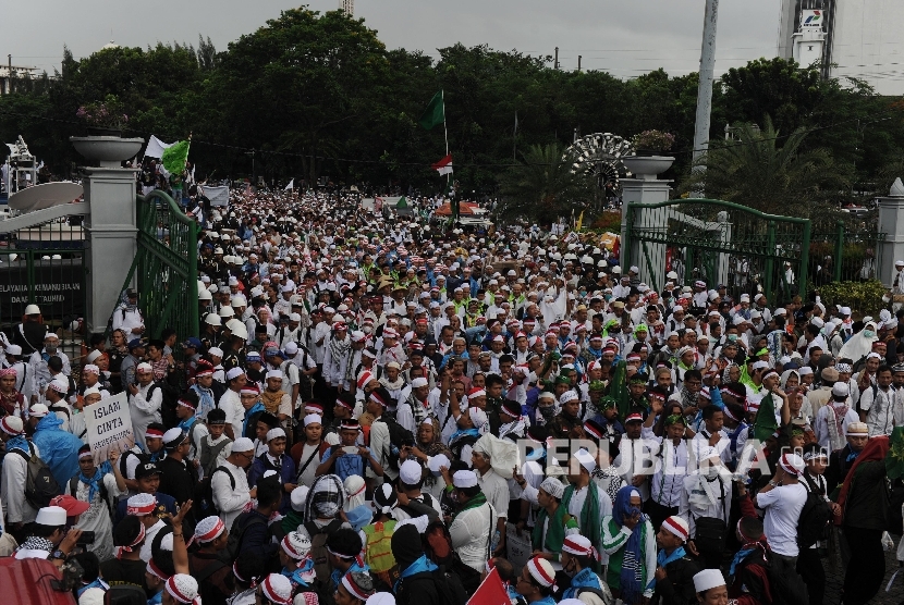 Jutaan umat Muslim mengikuti aksi damai di kawasan Monas dan sekitarnya di Jakarta, Jumat (2/12). 