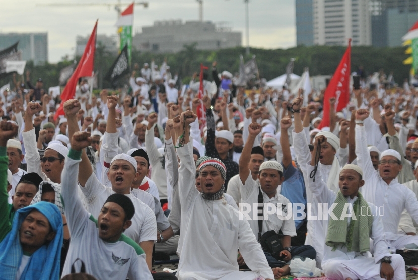 Umat muslim mengikuti aksi damai di kawasan Monas, Jakarta, Jumat (2/12).