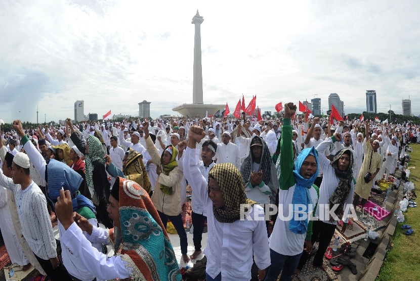 Umat muslim mengikuti aksi damai di kawasan Monas, Jakarta, Jumat (2/12).