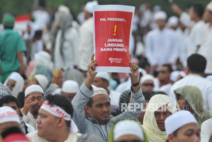 Umat muslim mengikuti aksi damai di kawasan Monas, Jakarta, Jumat (2/12).