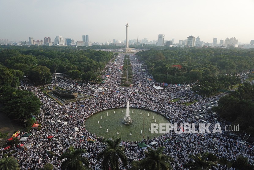 Umat Islam mengikuti aksi reuni 212 di Bundaran Bank Indonesia, Jakarta, Ahad (2/12/2018). 